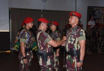 Danjen Kopassus Mayjen TNI Iwan Setiawan saat penyematan kenaikan pangkat prajuritnya 