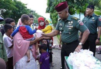 Kapendam XIV Hasanuddin Kolonel Inf Rio Purwantoro saat membagikan takjil gratis 