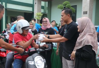 Dandim 0807/Tulungagung Letkol Czi Nooris Agus Rinanto bagikan takjil