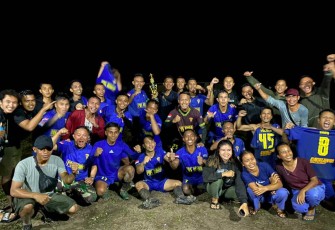Tim sepakbola satgas perbatasan bersama masyarakat 