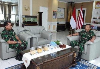 Dankodiklatal Letjen TNI (Mar) Suhartono saat menerima Waaspotmar Kasal 