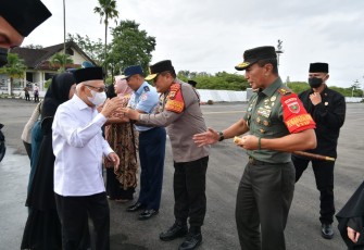 Pangdam XIV Hasanuddin Mayjen TNI Dr Totok Imam Santoso saat menjemput kedatangan Wapres RI 