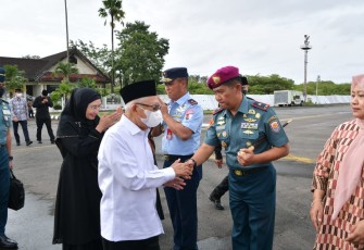 Danlantamal VI Makassar Brigjen TNI (Mar) Amir Kasman saat pengantaran Wapres RI 