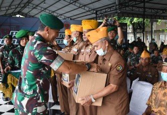 Pangdam XIV Hasanuddin Mayjen TNI Dr Totok Imam Santoso memberikan bingkisan lebaran 