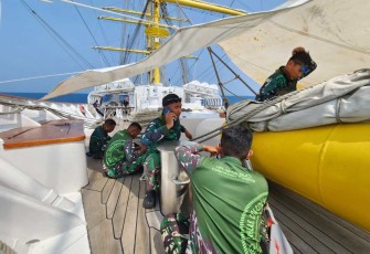 Prajurit KRI Bima Suci menghubungi keluarga 