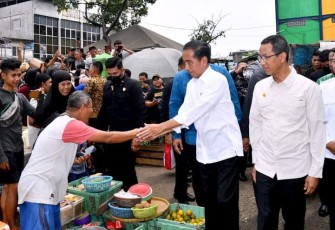 Presiden Jokowi saat meninjau aktivitas pedagang di Pasar Minggu, Kamis (13/4)