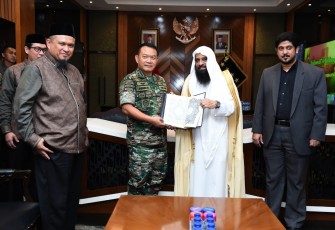 Kasad Jenderal TNI Dudung Abdurachman saat menerima Al Qur'an dari Raja Arab Saudi