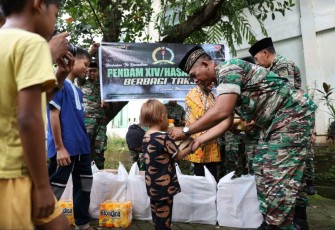 Kapendam XIV Hasanuddin Kolonel Inf Rio Purwantoro saat membagikan iftar gratis 
