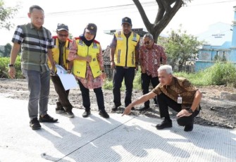 Ganjar Pranowo saat pengecekan jalur pantura Pati-Batangan-Rembang 