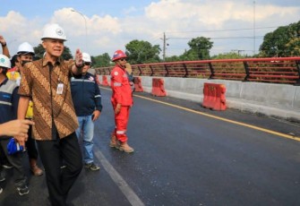 Ganjar Pranowo saat pengecekan jembatan Juwana