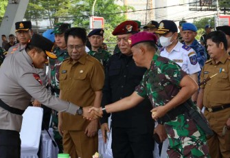 Danlantamal VI Makassar Brigjen TNI (Mar) Amir Kasman saat berjabatan tangan dengan Kapolda Sulsel