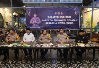 Kapolda Sulsel Irjen Pol Setyo Budi Moempoeni Harso saat silaturahmi dengan awak media, Senin (17/4)