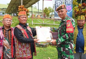 Dansatgas Yonarmed 19/105 Trk Bogani Letkol Arm Edi Yulian Budiargo saat menerima penghargaan 