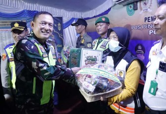 Dandim 0803/Madiun Letkol Inf Meina Helmi saat memberikan bingkisan lebaran petugas pengamanan lebaran 