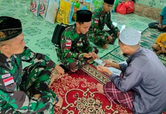 Satgas Yonarmed 19/105 Trk Bogani saat menyerahkan zakat