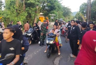 Bagikan takjil gratis di wilayah binaan 