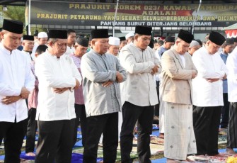 Danrem 023 KS Kolonel Inf Dodi Triwinarto saat sholat Ied berjamaah, Sabtu (22/4)