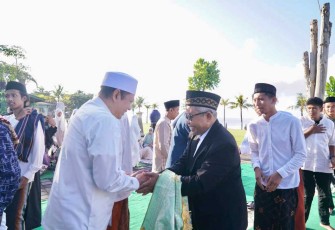 Bambang Soesatyo usai sholat Ied di kawasan Black Stone Beach, Bali, Sabtu (22/4)