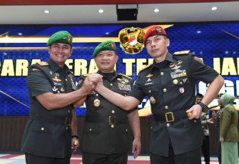 Kasad Jenderal TNI Dudung Abdurachman bersama Danjen Kopassus usai sertijab 