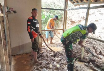 Bersihkan material longsor rumah warga binaan 