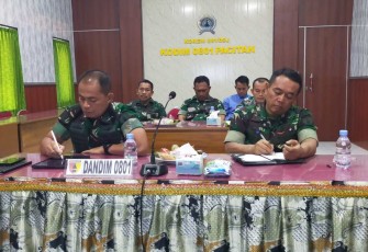 Dandim 0801/Pacitan Letkol Inf Roliyanto saat vidcon bersama Panglima TNI 