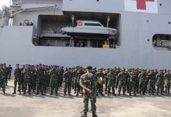 Pabandya Operasi Staf Kodam IX/Udayana Letkol Inf M Adriansyah saat melepas pasukan pengamanan VVIP KTT ASEAN di pelabuhan Benoa, Selasa (2/5) 