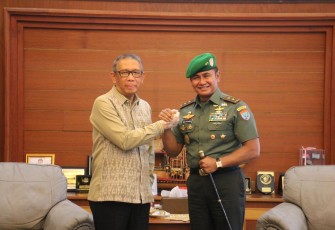 Gubernur Kalbar H Sutarmidji foto bersama Pangdam XII/Tpr Mayjen TNI Iwan Setiawan di kantor gubernur, Kamis (4/5)