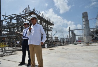 Menteri ESDM Arifin Tasrif saat meninjau pembangunan smelter Manyar PT Freeport Indonesia di Gresik, Kamis (4/5)