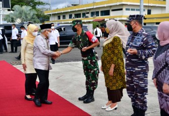 Danlanud Sutan Sjahrir Kol Nav Saeful Rakhmat bersama Ketua PIA AG Cab 14/D.I Lanud Sut Ny Cicik Saeful Rakhmat mengantar kepulangan Wapres Ma'ruf Amin, Jum'at (5/5) 