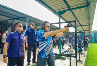 Bambang Soesatyo saat menembak ajang Kasau Cup 2023 di Jakarta, Minggu (7/5)