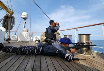 Prajurit KRI Bima Suci siaga perang saat melewati teluk Aden