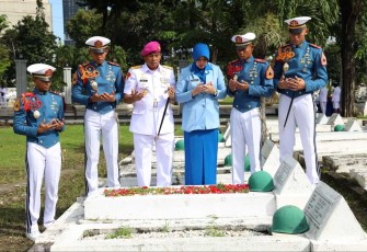 Gubernur AAL Mayjen TNI (Mar) Endi Supardi saat ziarah dan tabur bunga 