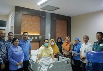 Ketum PPAL Laksamana TNI (Purn) Siwi Sukma Adji saat mengunjungi purnawirawan dirawat di RSPAL dr Ramelan, Surabaya, Kamis (11/5)