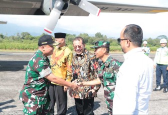 Kadislog Lanud Sut Letkol Kal Ges Afriadi saat menyambut kedatangan Danjen Akademi TNI Letjen TNI Teguh Arief di apron lanud SUT, Padang, Minggu (14/5)