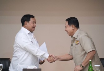 Menhan Prabowo Subianto bersama Ketum PP Polri Jenderal Pol (Purn) Bambang Hendarso Danuri di Jakarta, Senin (15/5)
