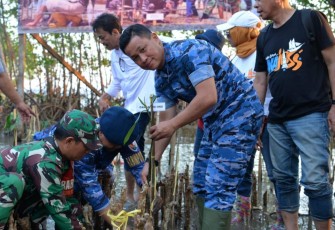 Danlanud Sultan Hasanuddin Marsma TNI David Yohan Tamboto tanam mangrove di Pantai Kuri, Maros, Senin (15/5)