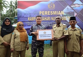 Pangkoarmada III Laksda TNI Agus Hariadi menyerahkan laptop saat peresmian KBN di Katinim Kabupaten Sorong