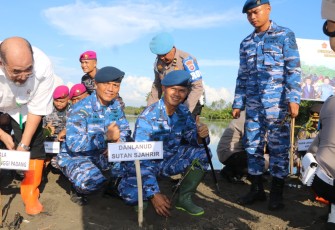 Danlanud Sutan Sjahrir Kol Nav Saeful Rakhmat bersama Ketua PIA AG Cab 14/D.I Lanud Sut Ny Cicik Saeful Rakhmat tanam mangrove di Pasir Jambak, Senin (15/5)
