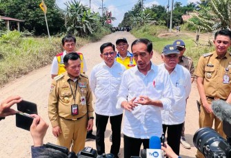 Presiden Joko Widodo memberikan keterangan usai meninjau jalan batas kota di Provinsi Jambi, Selasa (16/5)