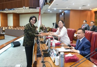 Menkeu Sri Mulyani dengan Puan Maharani usai rapat paripurna RAPBN 2024, di Jakarta, Jum'at (19/5)