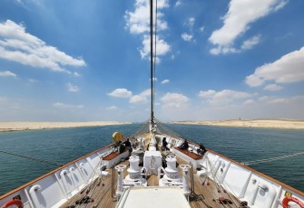 KRI Bima Suci melewati terusan Suez di Mesir, Sabtu (20/5)