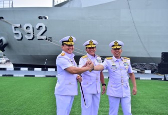 Kasal Laksamana TNI Muhammad Ali bersama Pangkolinlamil usai sertijab 