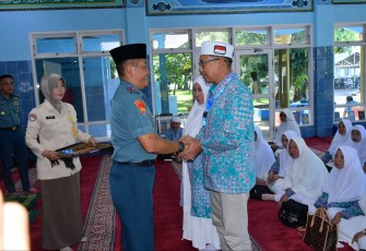 Danlantamal VI Makassar Brigjen TNI (Mar) Amir Kasman saat melepas calon haji