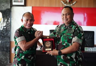 Pangdam Kasuari Mayjen TNI Gabriel Lema saat memberikan cenderamata 