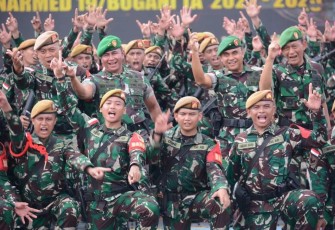 Pangdam XII/Tpr Mayjen TNI Iwan Setiawan bersama Satgas Yonarmed 19/Bogani 