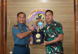 Dankodiklatal Letjen TNI (Mar) Suhartono saat memberikan cenderamata ke Dankormar Mayjen TNI (Mar) Nur Alamsyah 