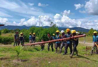 Pemasangan tiang listrik untuk penerangan warga