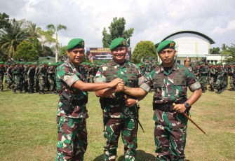 Pangdam XII/Tpr Mayjen TNI Iwan Setiawan foto bersama Danyonif 643/Wns usai sertijab 