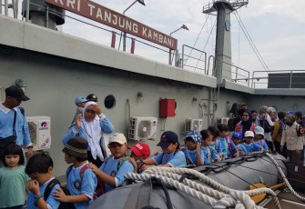 Edukasi maritim di KRI Tanjung Kambani-971 di dermaga Kolinlamil, Jakarta 