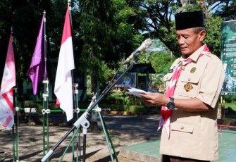 Pasiter Kodim 0801/Pacitan Kapten Inf Murhadi saat memberikan pengarahan 